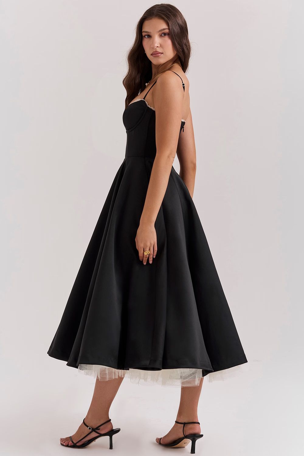 Elegancka sukienka maxi z tiulową spódnicą