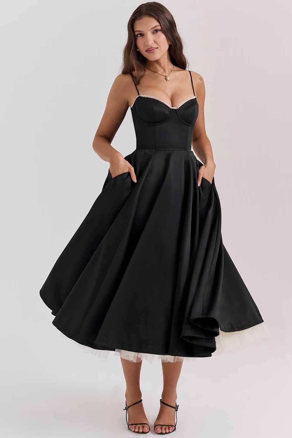 Elegancka sukienka maxi z tiulową spódnicą